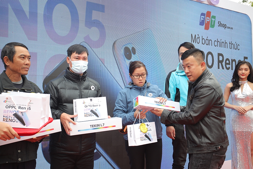 Sự kiện khách hàng nhận OPPO Reno5 tại cửa hàng  FPTShop
