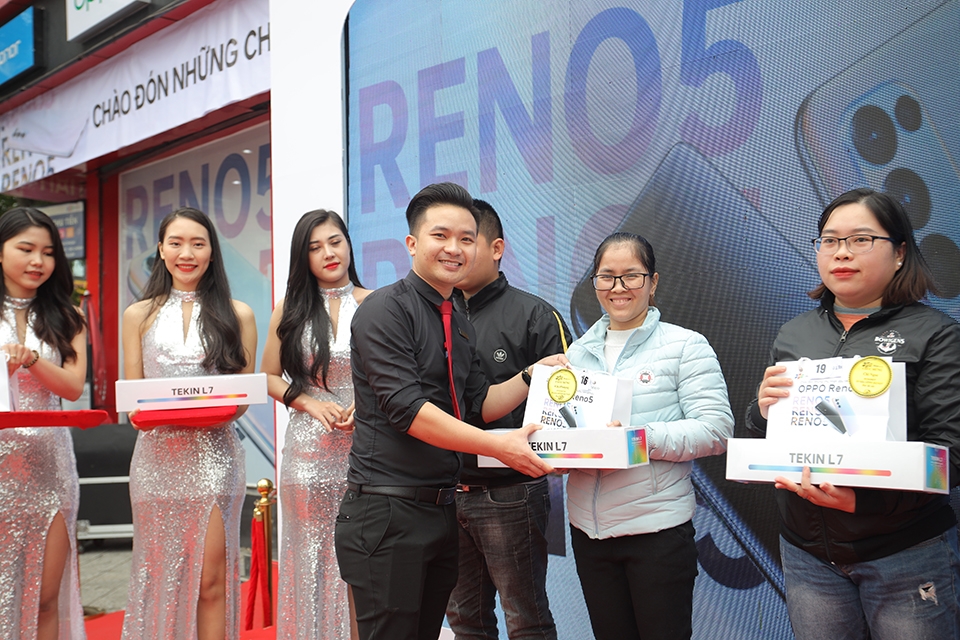 OPPO Reno5 quá “hot”, mở bán với kỷ lục 42.000 đơn đặt cọc