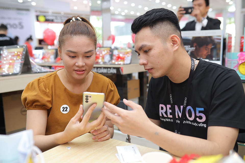Sự kiện khách hàng nhận OPPO Reno5 tại cửa hàng  FPTShop