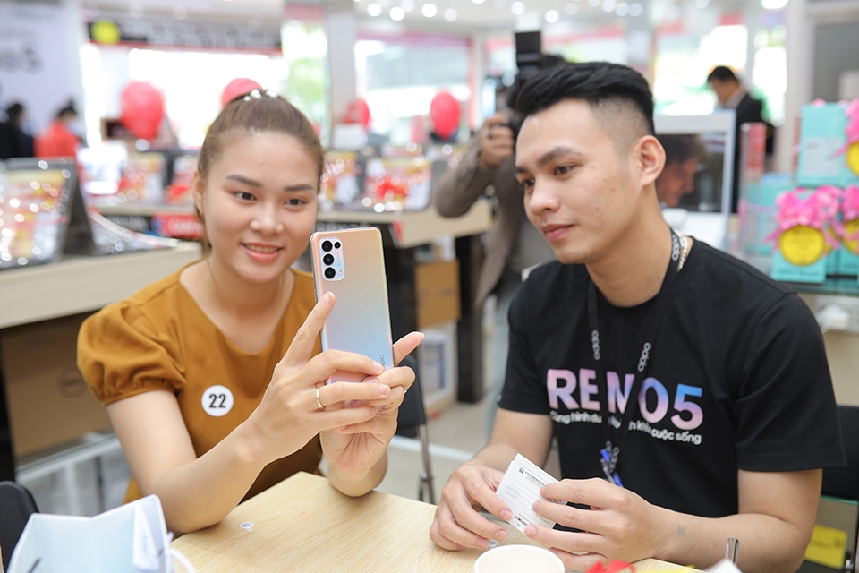 OPPO Reno5 quá “hot”, mở bán với kỷ lục 42.000 đơn đặt cọc