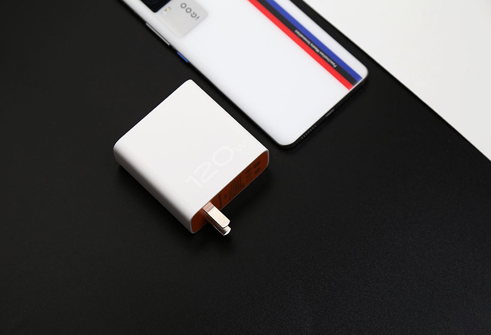 iQOO 7 hỗ trợ công nghệ sạc nhanh FlashCharge công suất 120W iQOO 7 hỗ trợ công nghệ sạc nhanh FlashCharge công suất 120W