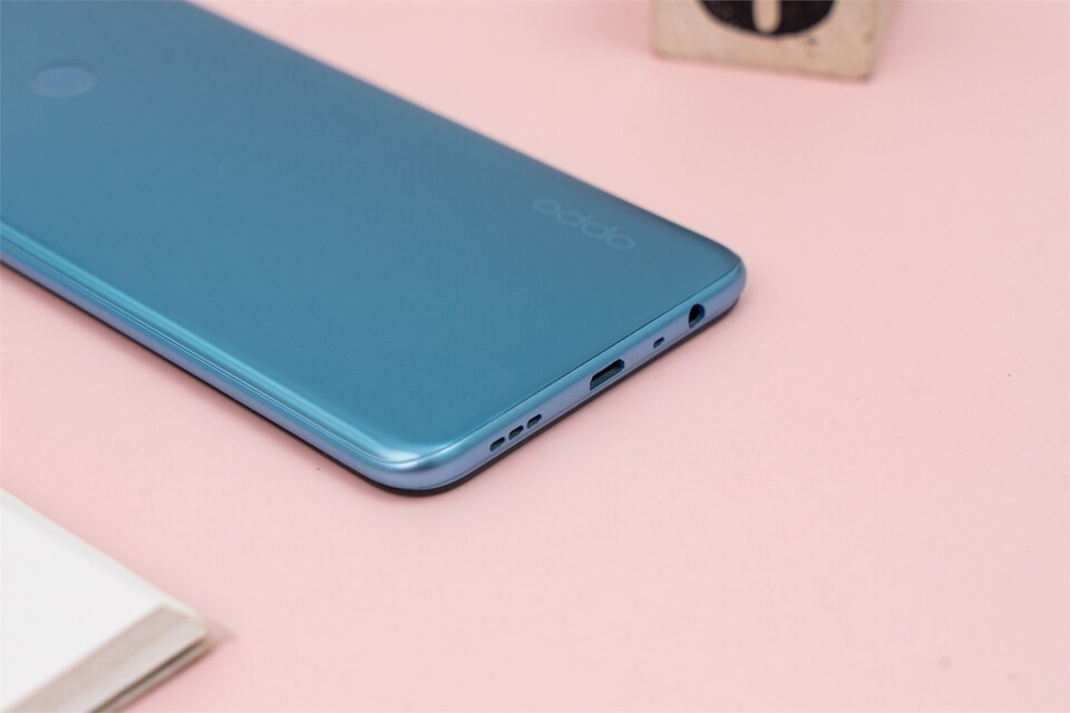 Điện thoại OPPO A15s | Thiết kế cạnh đáy