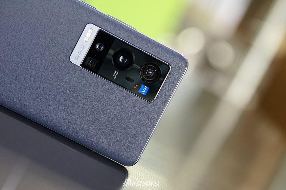 vivo X60 Pro+ | Ống kính camera phủ một lớp Zeiss T *