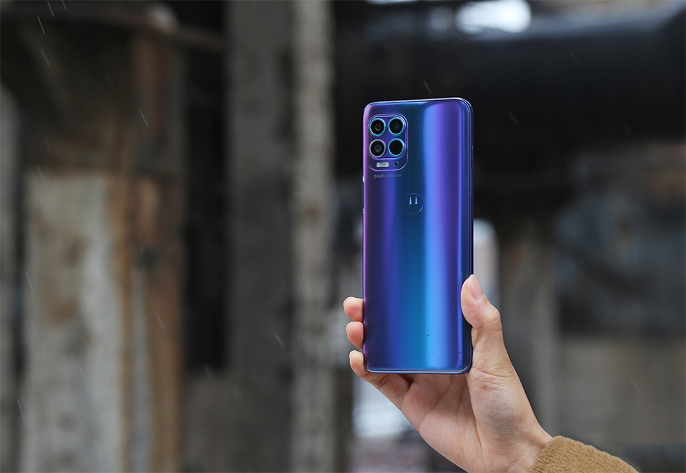 Motorola Edge S | Thiết kế kính mặt sau sang trọng Motorola Edge S | Thiết kế kính mặt sau sang trọng