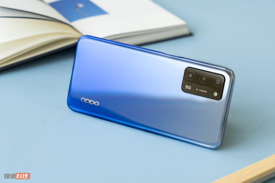 OPPO A55 5G | Hệ thống 3 camera với module hình chữ nhật