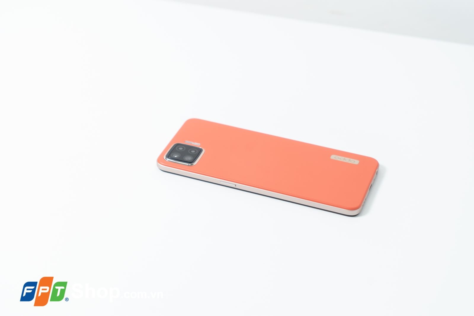 Cạnh phải OPPO A73 là nút nguồn
