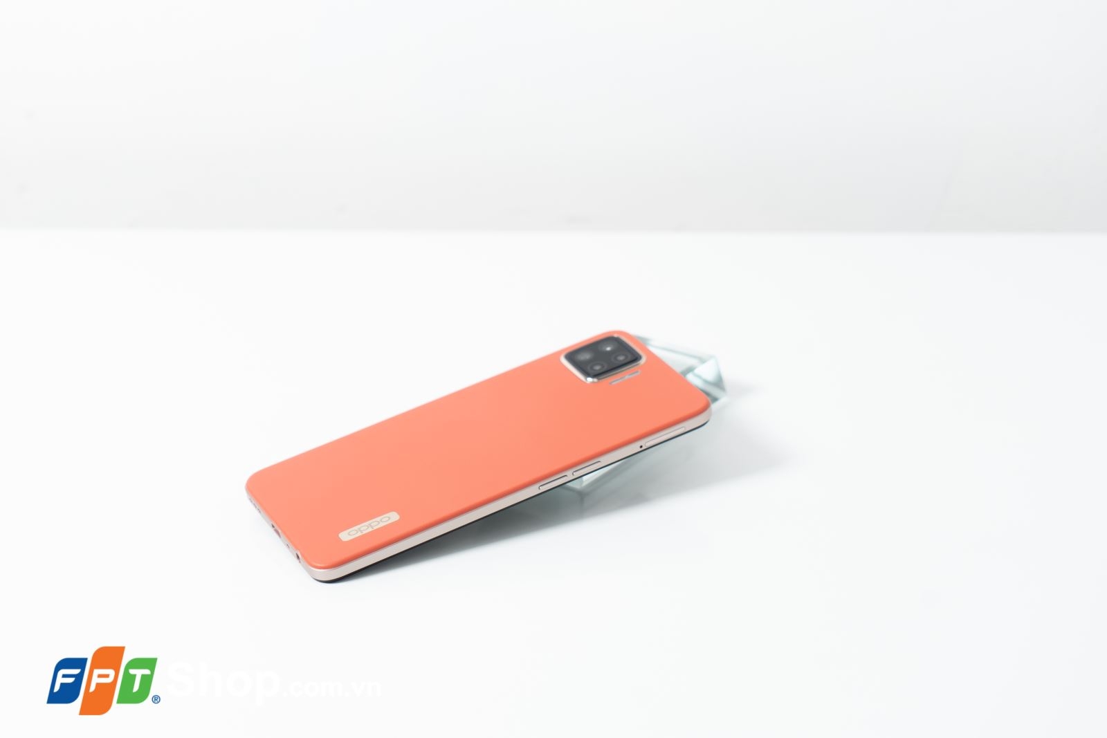 Cạnh trái OPPO A73 là nút tăng giảm âm lượng và khe sim