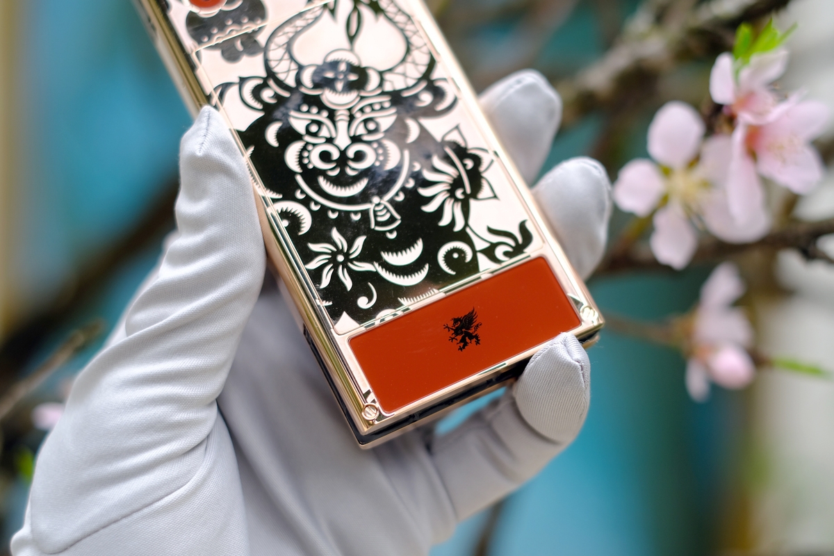 Chiêm ngưỡng điện thoại Trâu vàng giá hơn trăm triệu đồng