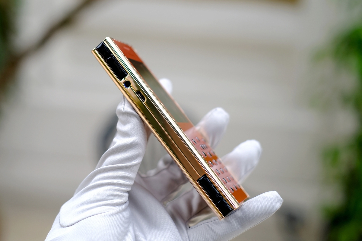 Chiêm ngưỡng điện thoại Trâu vàng giá hơn trăm triệu đồng