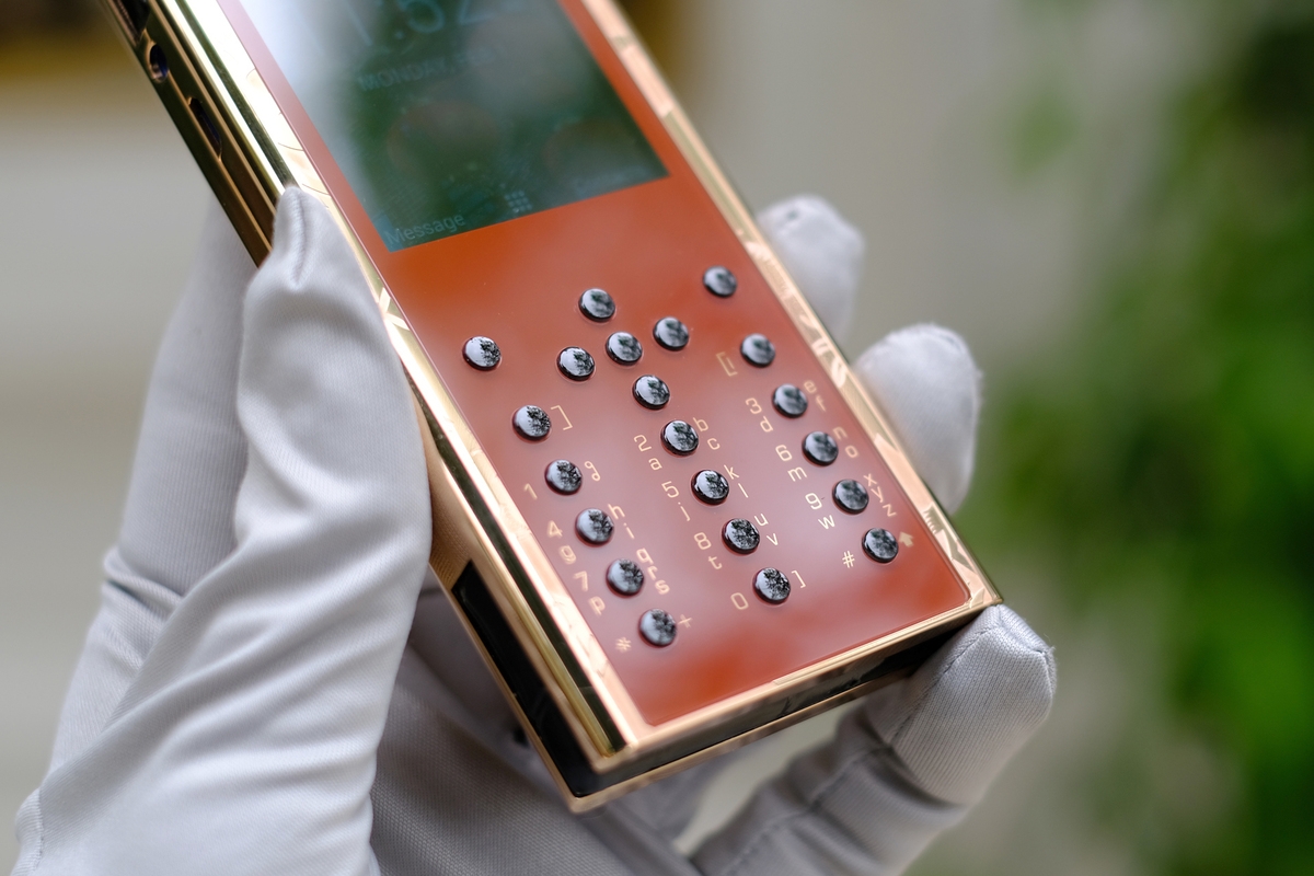 Chiêm ngưỡng điện thoại Trâu vàng giá hơn trăm triệu đồng