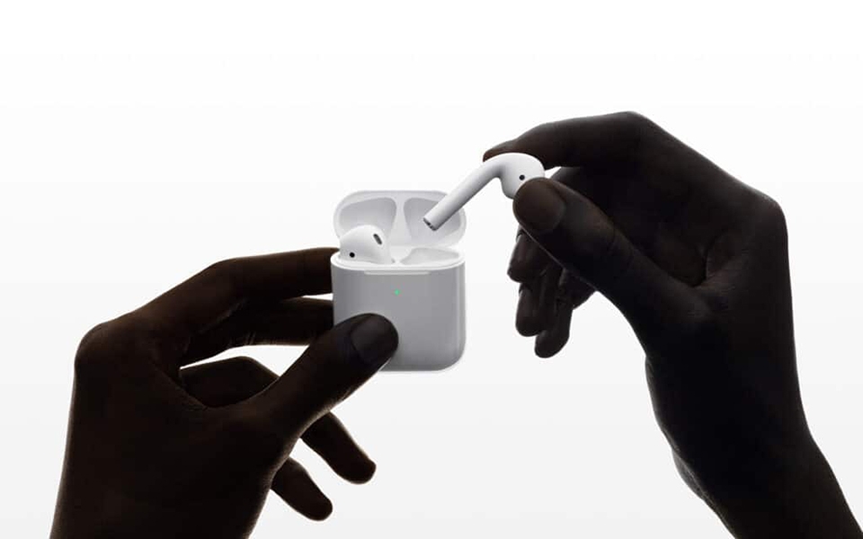 Nghe nhạc trong lúc ngủ, người đàn ông vô tình nuốt AirPods (ảnh 1) Nghe nhạc trong lúc ngủ, người đàn ông vô tình nuốt AirPods (ảnh 1)