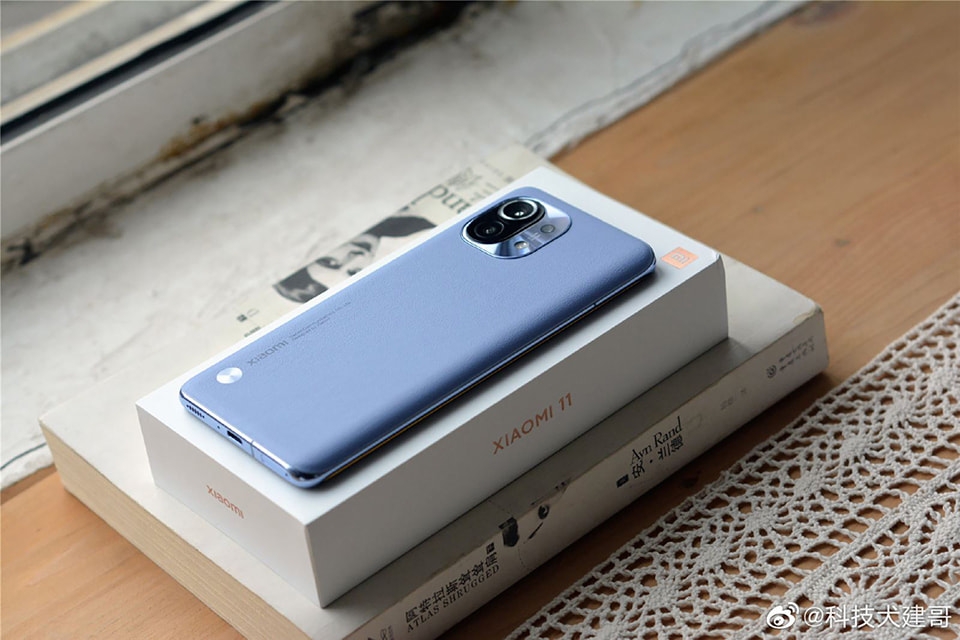 So sánh màn hình Xiaomi Mi 11 và iQOO 7