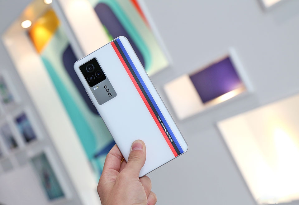 So sánh pin Xiaomi Mi 11 và iQOO 7