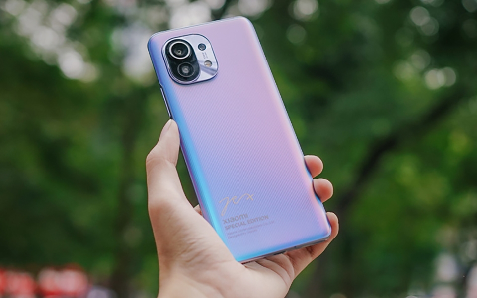 So sánh Xiaomi Mi 11 và iPhone 12 mini