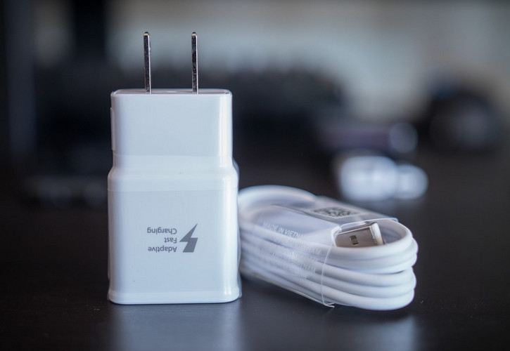 Nếu điện thoại Samsung sạc pin không vào, hãy kiểm tra củ sạc trước tiên