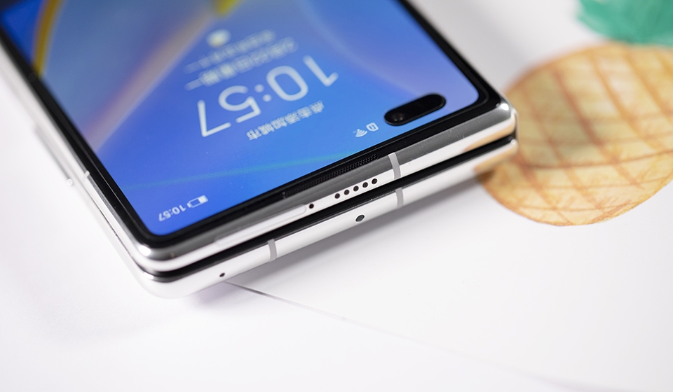 Huawei Mate X2 với màn hình lỗ đục hình viên thuốc Huawei Mate X2 với màn hình lỗ đục hình viên thuốc