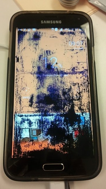 Nguyên nhân màn hình điện thoại bị chảy mực