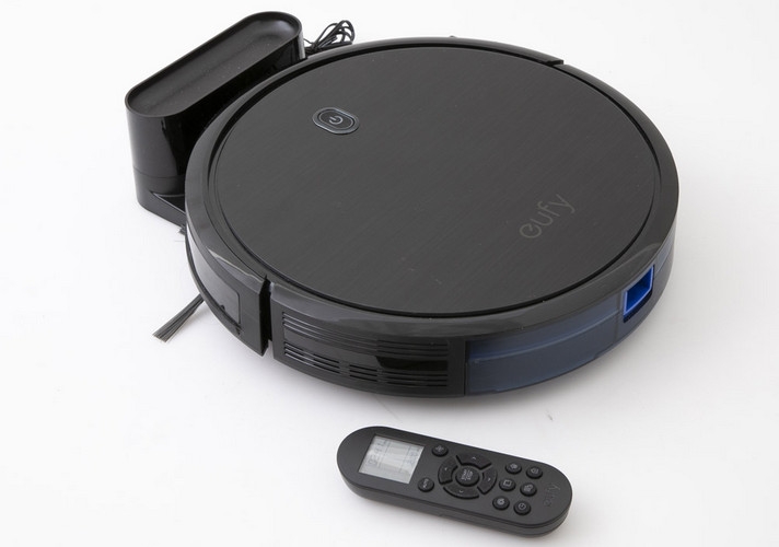 Rô bốt hút bụi Eufy RoboVac 11S sử dụng remote để điều khiển
