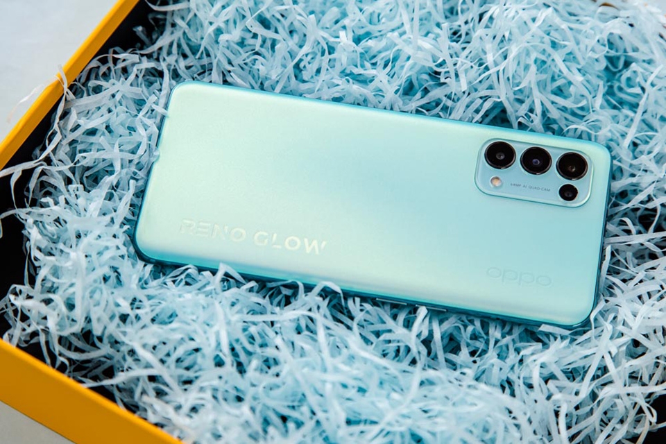 OPPO Reno5 K | Bề mặt phía sau phản xạ ánh sáng OPPO Reno5 K | Bề mặt phía sau phản xạ ánh sáng