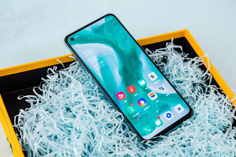 OPPO Reno5 K | Kính cong ôm sát vào khung kim loại bo tròn OPPO Reno5 K | Kính cong ôm sát vào khung kim loại bo tròn