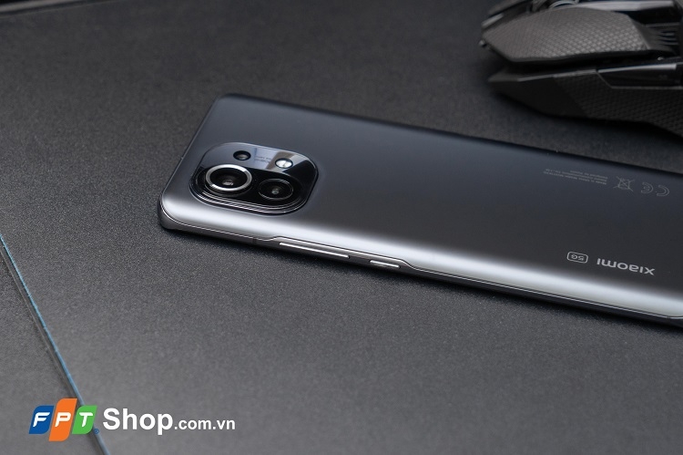 Trên tay Xiaomi Mi 11 5G | Thiết kế mỏng nhẹ