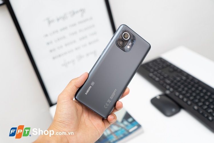 Trên tay Xiaomi Mi 11 5G | Thiết kế bo cong 4 cạnh