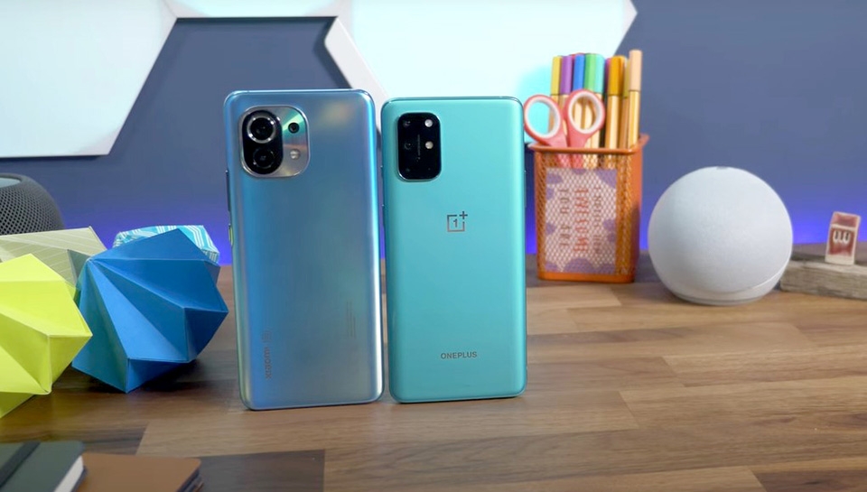 So sánh thiết kế mặt sau Xiaomi Mi 11 vs OnePlus 8T So sánh thiết kế mặt sau Xiaomi Mi 11 vs OnePlus 8T