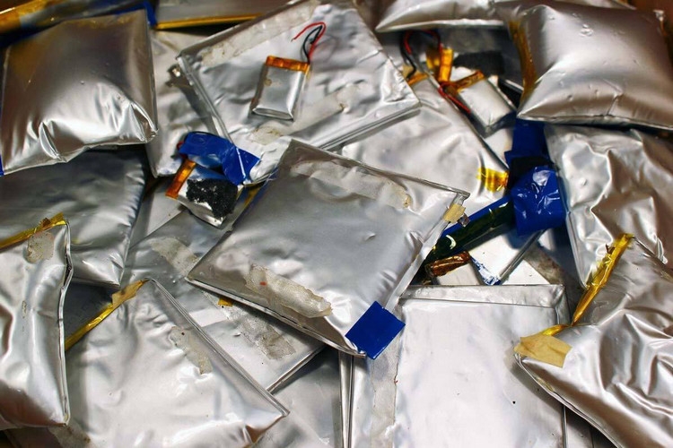 Khi phát hiện pin bị phồng thì ngưng sử dụng ngay Khi phát hiện pin bị phồng thì ngưng sử dụng ngay