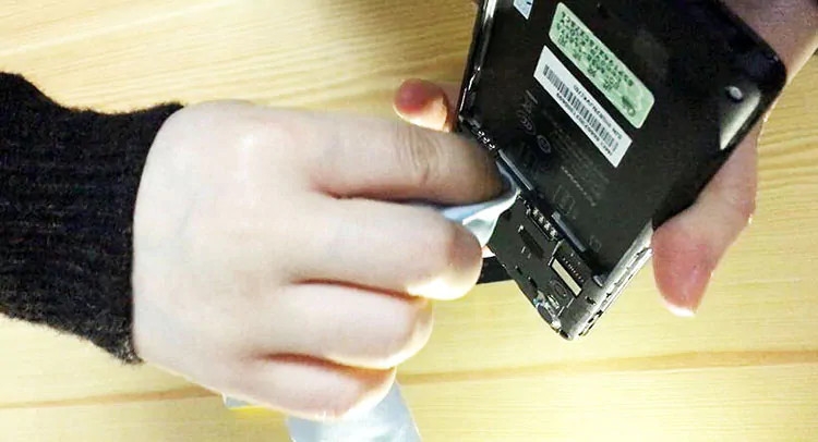 Làm vệ sinh các điểm tiếp xúc cũng là một cách kích pin hiệu quả Làm vệ sinh các điểm tiếp xúc cũng là một cách kích pin hiệu quả