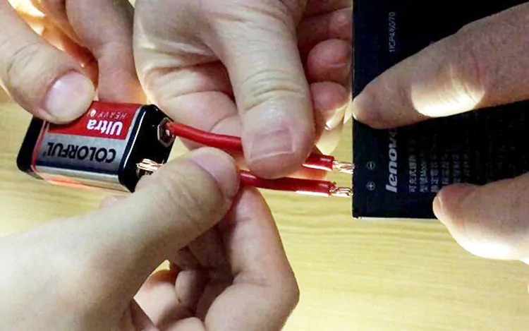 Kích thủ công khi pin điện thoại bị kiệt khá hiệu quả Kích thủ công khi pin điện thoại bị kiệt khá hiệu quả