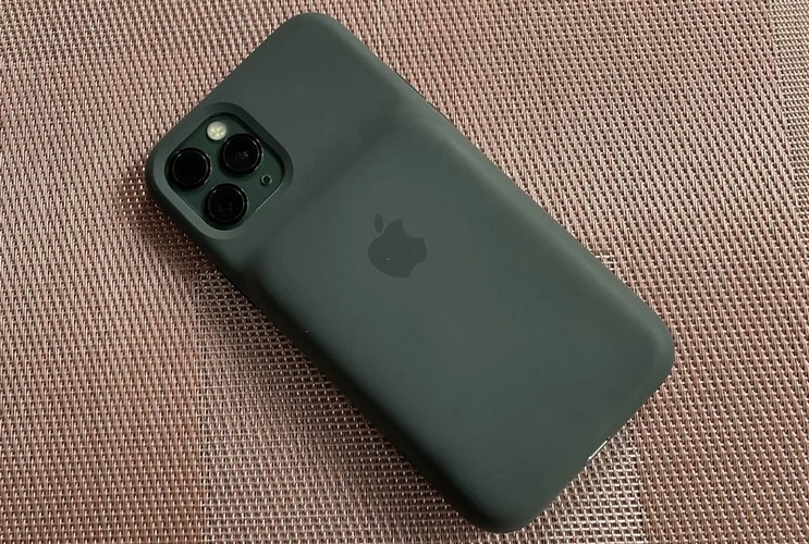 Người dùng có thể mang ốp lưng tích hợp sạc dự phòng, sạc dự phòng hoặc thay pin mới khi pin chai quá nặng