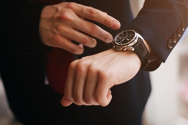 Cách lên dây cót đồng hồ cơ 2