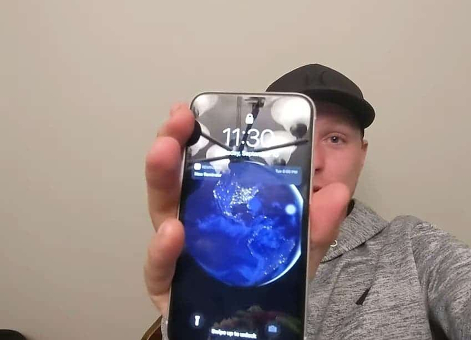 iPhone 11 bị ngâm nước (ảnh 1)