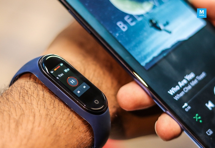 Vòng đeo tay thông minh Xiaomi Mi Band 4 cho phép điều khiển nhạc dễ dàng