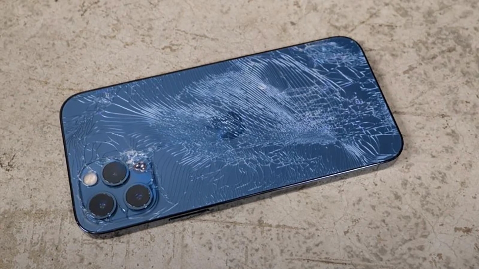 Apple sửa mặt lưng kính iPhone 12 Pro