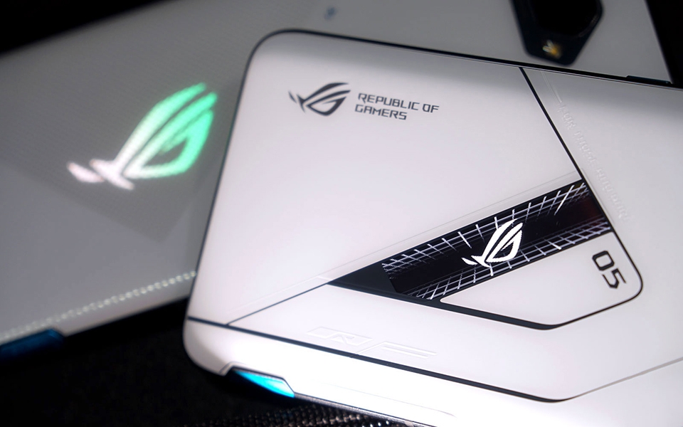 Asus ROG Phone 5 Ultimate | Trong hộp có nhiều phụ kiện đi kèm