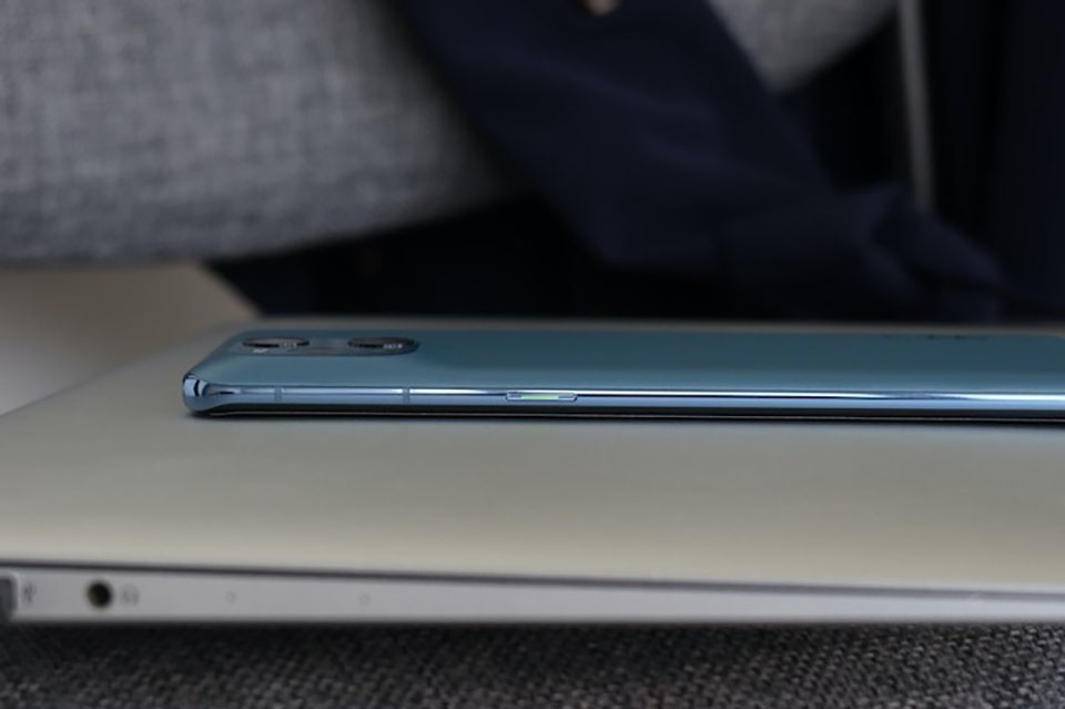 Trên tay OPPO Find X3 Pro | Cạnh phải chứa nút nguồn Trên tay OPPO Find X3 Pro | Cạnh phải chứa nút nguồn