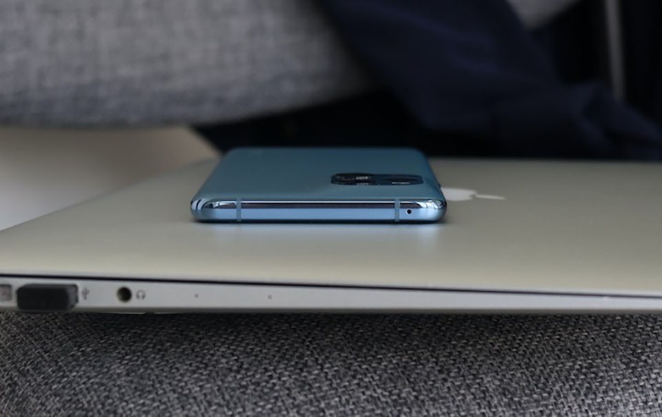 Trên tay OPPO Find X3 Pro | Cạnh trên là nơi chứa một micro và hai dải ăng ten Trên tay OPPO Find X3 Pro | Cạnh trên là nơi chứa một micro và hai dải ăng ten