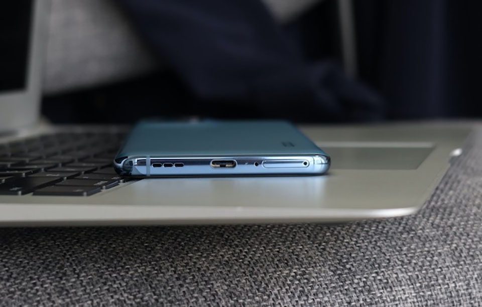 Trên tay OPPO Find X3 Pro | Cạnh dưới chứa loa ngoài, cổng sạc USB-C, một micro khác và giắc cắm tai nghe 3.5mm Trên tay OPPO Find X3 Pro | Cạnh dưới chứa loa ngoài, cổng sạc USB-C, một micro khác và giắc cắm tai nghe 3.5mm