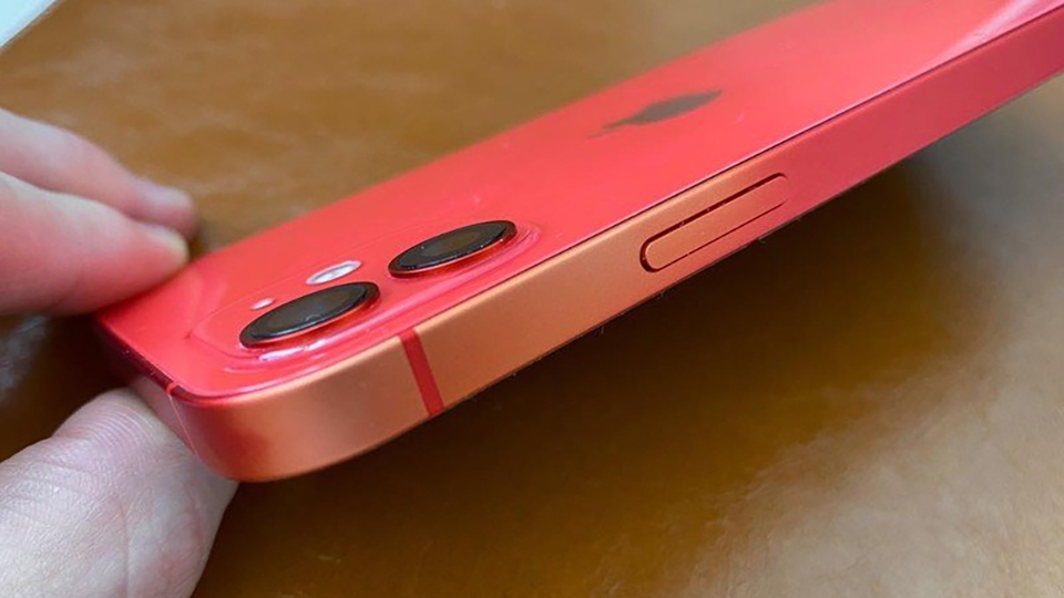 iPhone 12 bị phai màu iPhone 12 bị phai màu