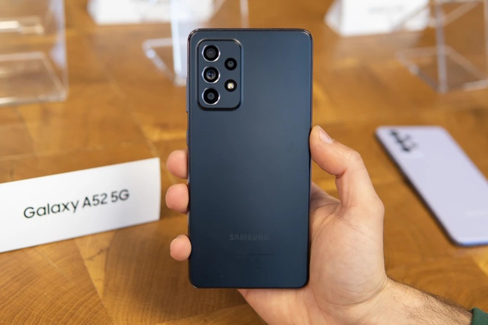 Mặt sau của Galaxy A52 5G trông gọn gàng và tối giản Mặt sau của Galaxy A52 5G trông gọn gàng và tối giản
