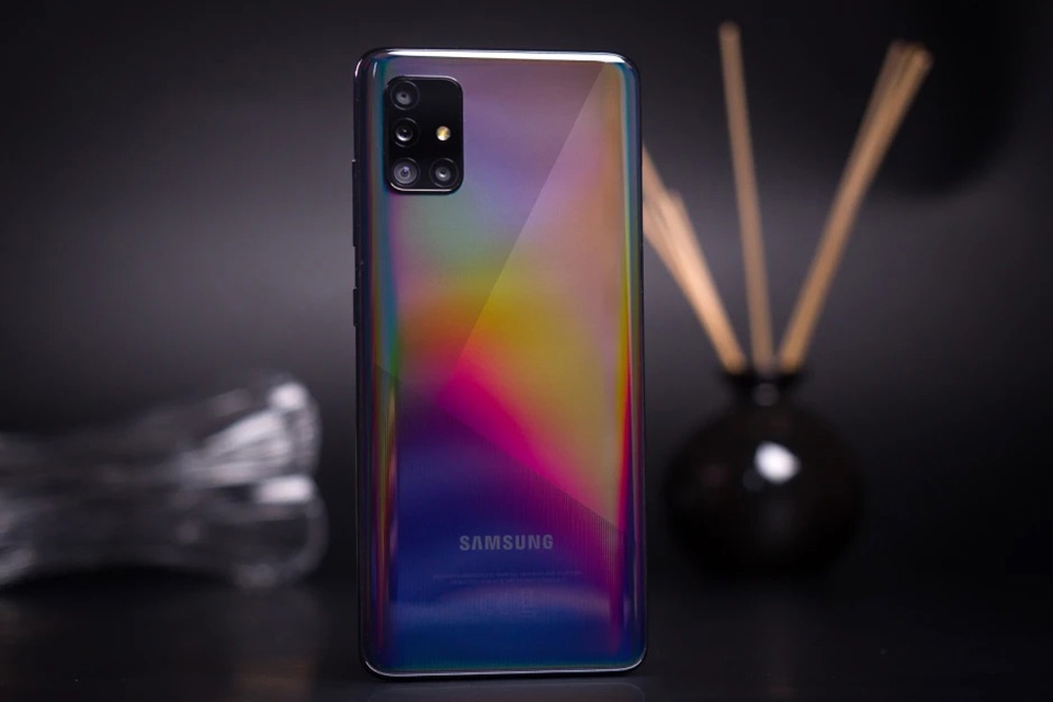 Galaxy A51 5G có mặt sau bóng bẩy, lộng lẫy hơn nhiều Galaxy A51 5G có mặt sau bóng bẩy, lộng lẫy hơn nhiều