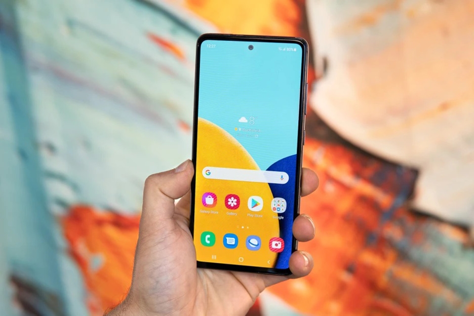 Mặt trước của Galaxy A52 5G (trong ảnh) giống hệt với A51 5G Mặt trước của Galaxy A52 5G (trong ảnh) giống hệt với A51 5G