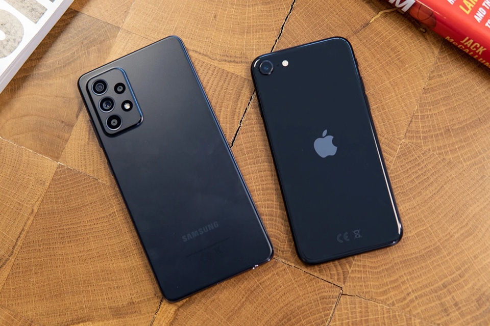 Samsung Galaxy A52 và iPhone SE 2020
