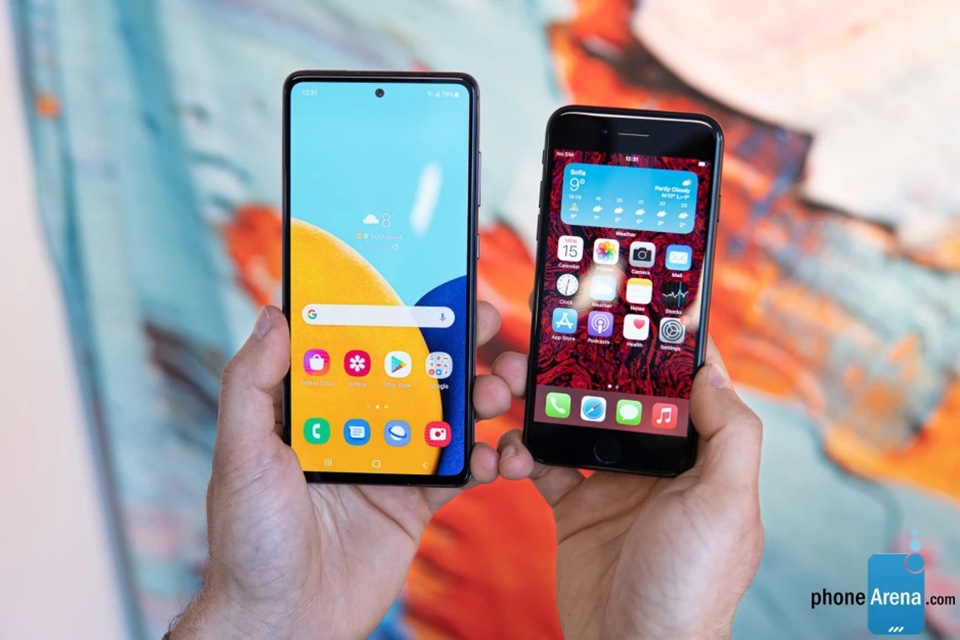 Samsung Galaxy A52 và iPhone SE 2020