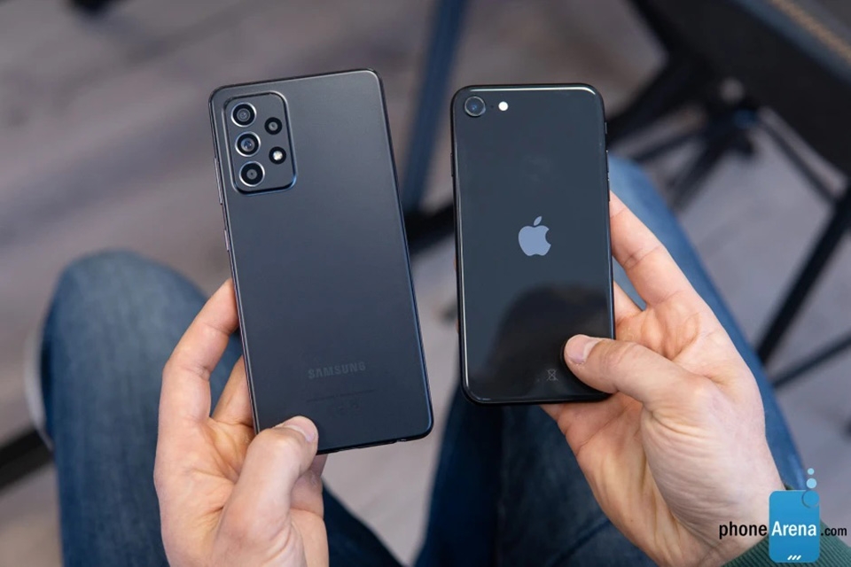 iPhone SE 2020 có một camera sau trong khi Galaxy A52 có tới 4 camera sau