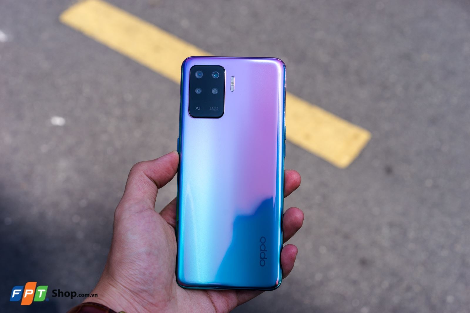 Cầm nắm OPPO A94 thoải mái Cầm nắm OPPO A94 thoải mái