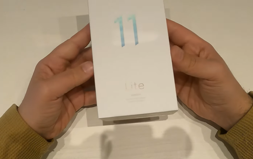 Mở hộp Xiaomi Mi 11 Lite (ảnh 1) Mở hộp Xiaomi Mi 11 Lite (ảnh 1)