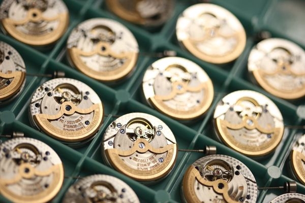 Máy đồng hồ in-house là gì?