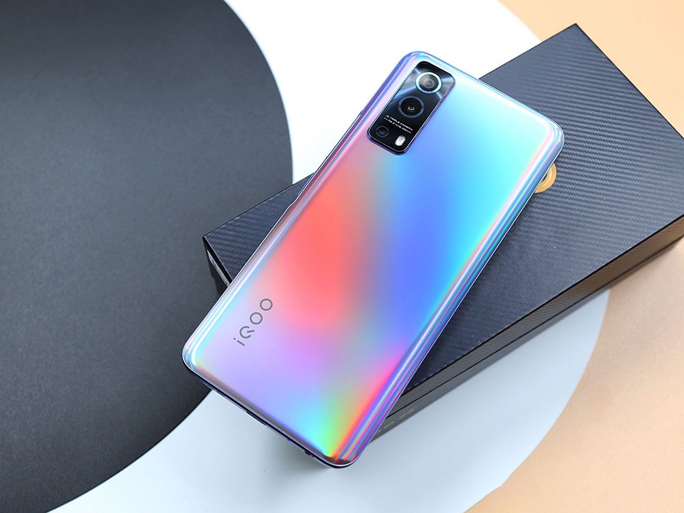Trên tay vivo iQOO Z3